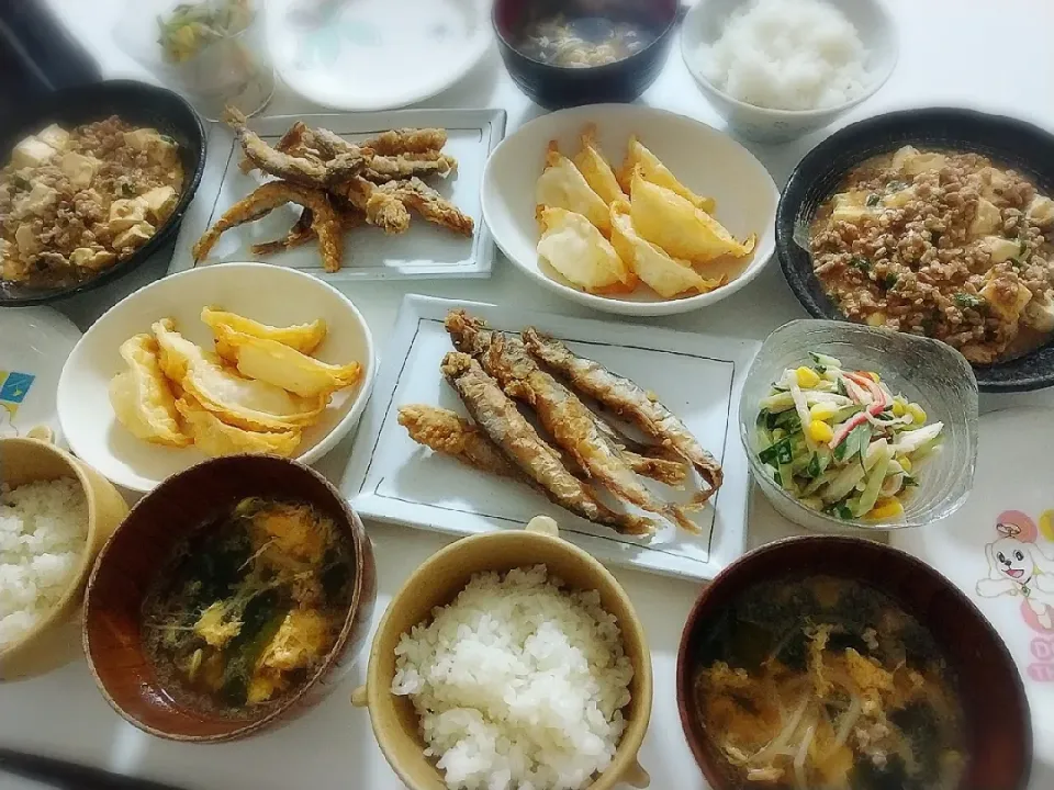 Snapdishの料理写真:夕食(*^^*)
麻婆豆腐
ししゃも唐揚げ
ポテトとチーズの揚げ餃子🥟
きゅうりとカニカマと笹かまのマヨコーンサラダ
豆もやしとワカメの卵スープ|プリン☆さん