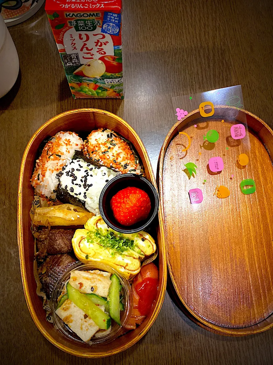 お弁当🍱　おむすび　胡麻塩　たらこふりかけ　焼き海苔　苺　干し海老の出し巻き卵　チーズ春巻き　ビーフステーキ　鰹節醤油ダレ　ソーセージソテー　トマトソース　バンバンジー　胡麻ダレ　津軽林檎野菜ジュース　ほうじ茶|ch＊K*∀o(^^*)♪さん