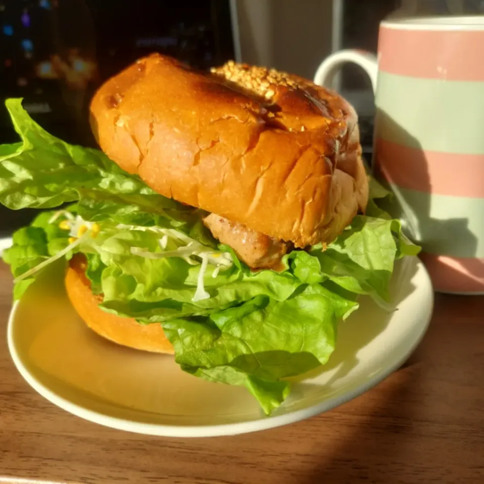 時間がないので片手で食べられるようにハンバーガー🍔|しあるさん