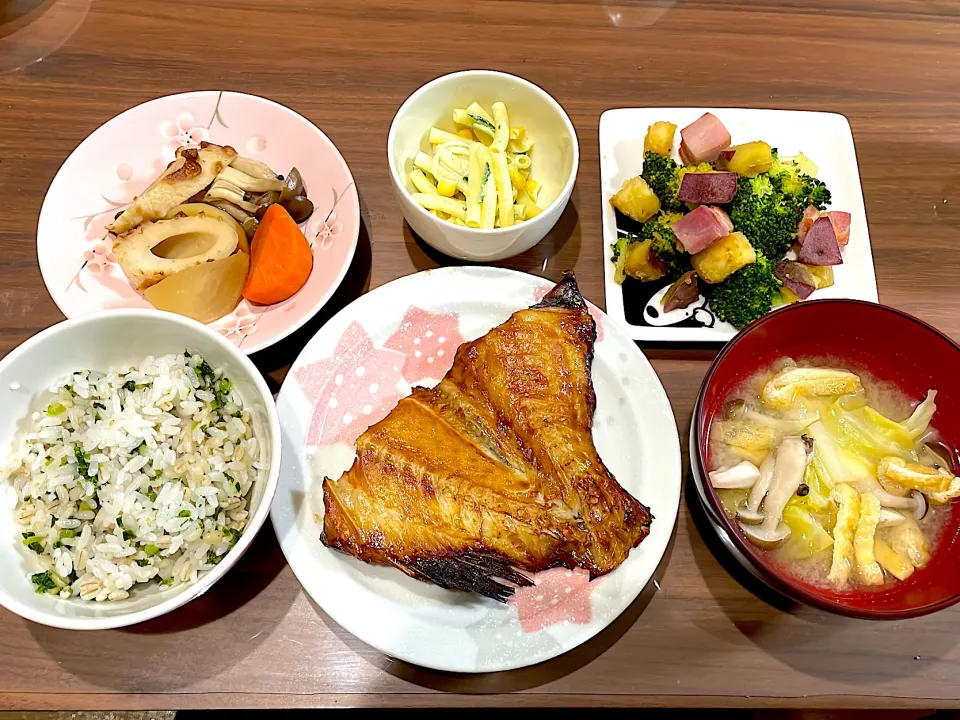 菜飯ごはん　赤魚醤油干し　キャベツとしめじの味噌汁　ブロッコリーとさつまいもベーコンのゴロゴロ炒め　マカロニサラダ　煮物|おさむん17さん