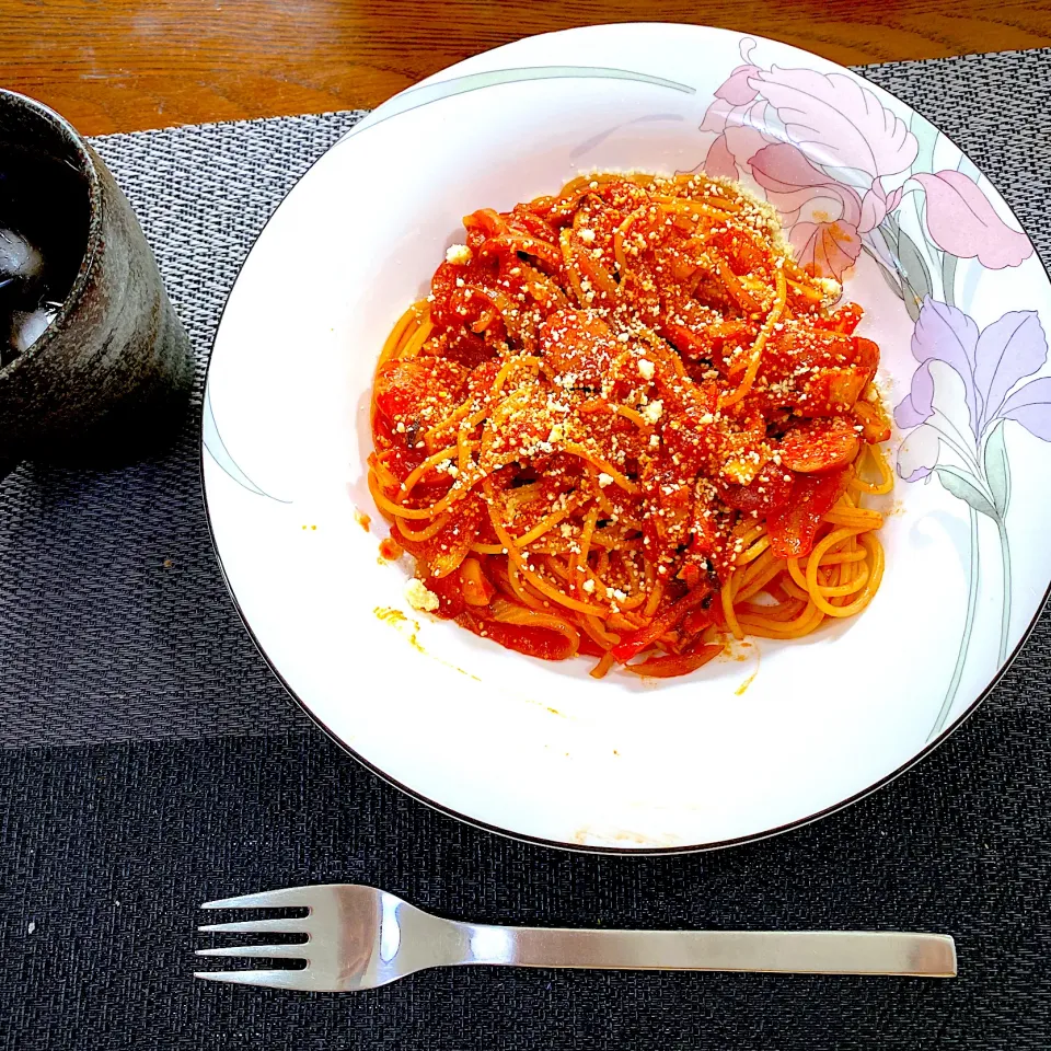 Snapdishの料理写真:茄子とトマトと玉ねぎとベーコンのトマトソースパスタ|yakinasuさん