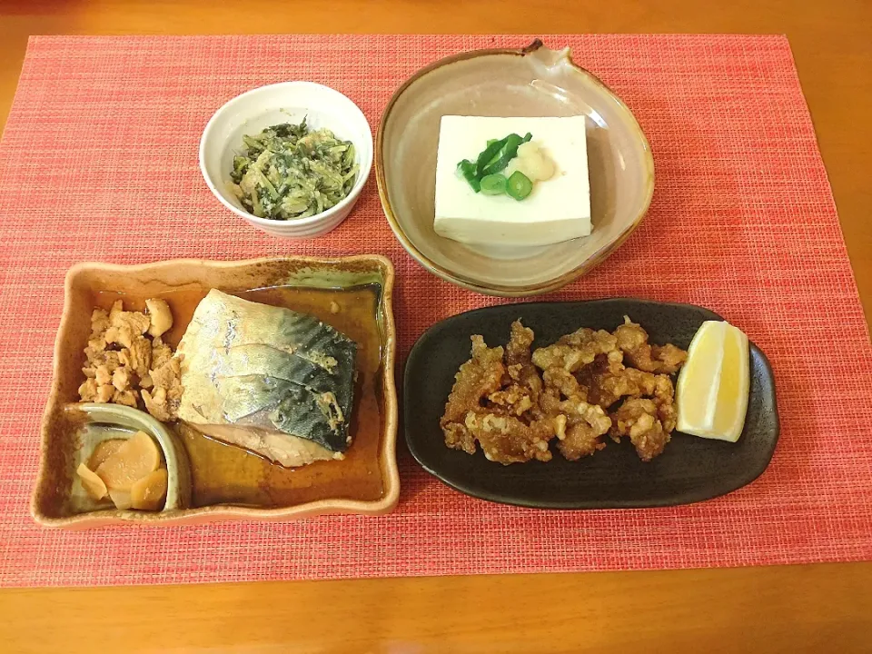 Snapdishの料理写真:☆鯖煮付け
☆鶏皮唐揚げ
☆水菜辛子和え
☆冷奴|chikakoさん