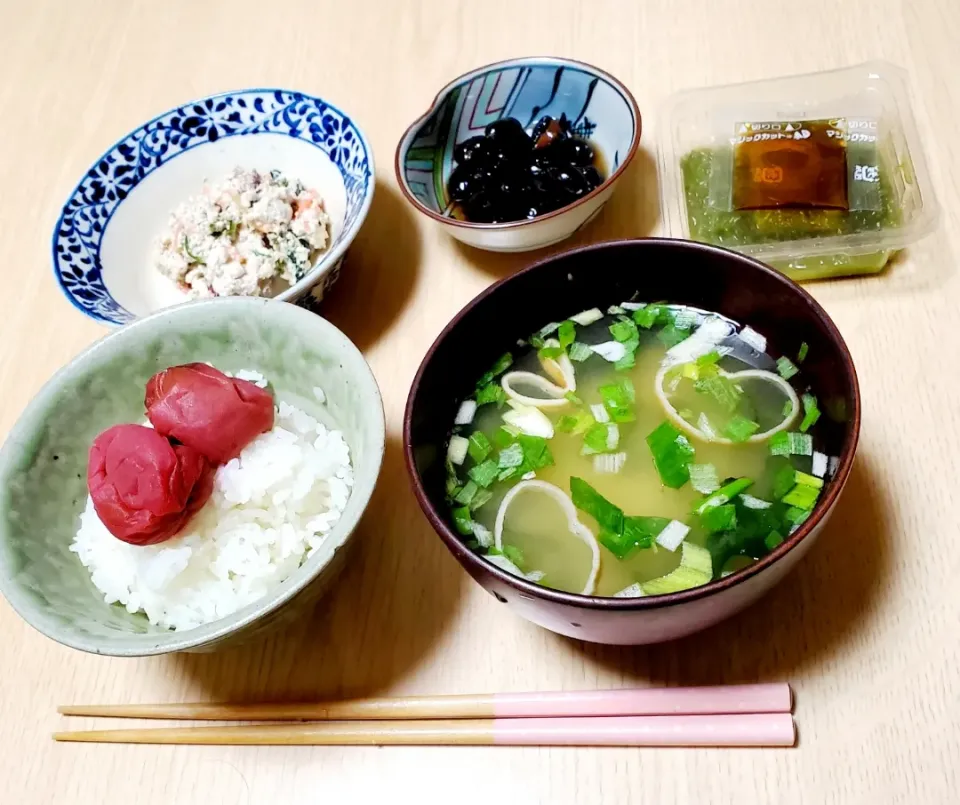 ごはん、梅干し
長ねぎの味噌汁
きのことくるみの白和え
黒豆
めかぶ|snowcrystalさん