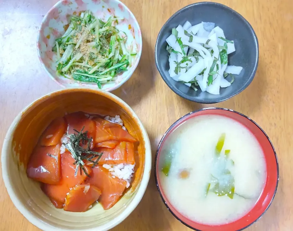 2022 0309　鮪の漬け丼　浅漬風しそ大根　水菜のおひたし　なめことわかめのお味噌汁|いもこ。さん