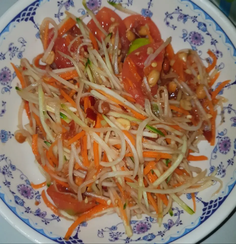 Snapdishの料理写真:spicy papaya salad|patcookingfeverパットさん