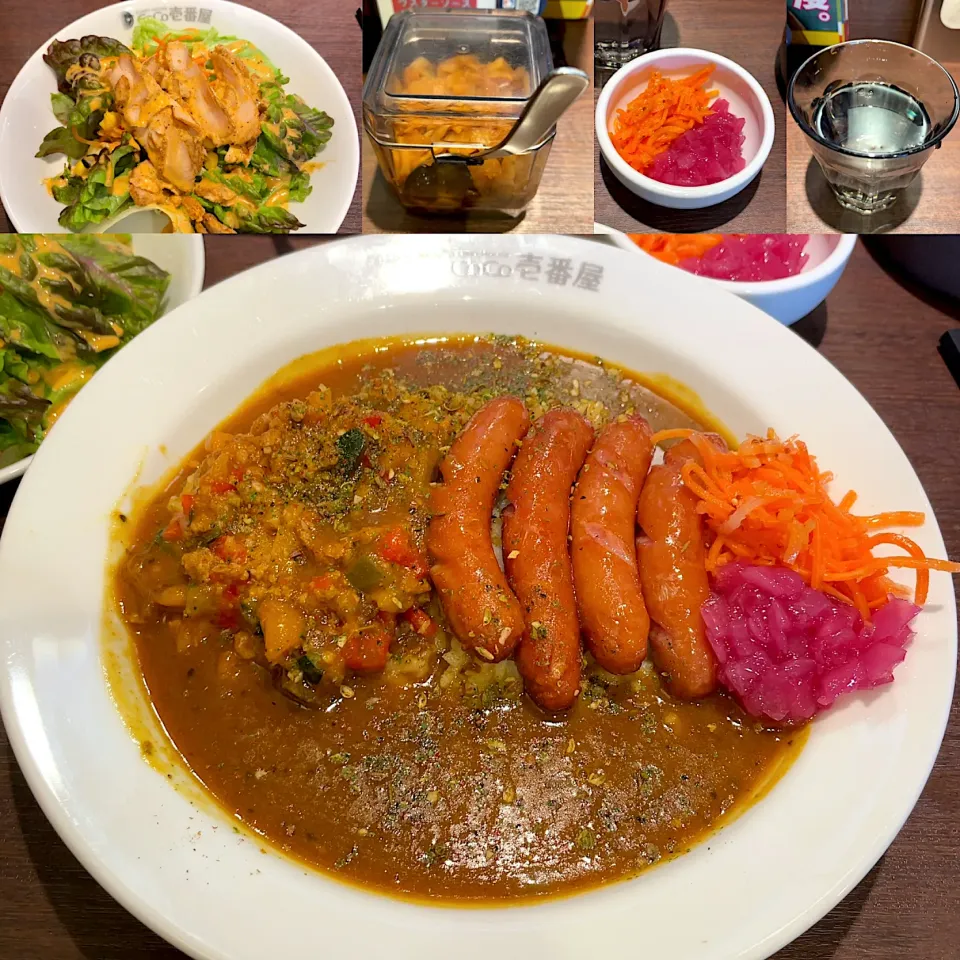 彩野菜🥦とキーマのスパイスカレー🍛ソーセージ　ピクルスダブル🥒　　チキンサラダ🥗|るみおんさん