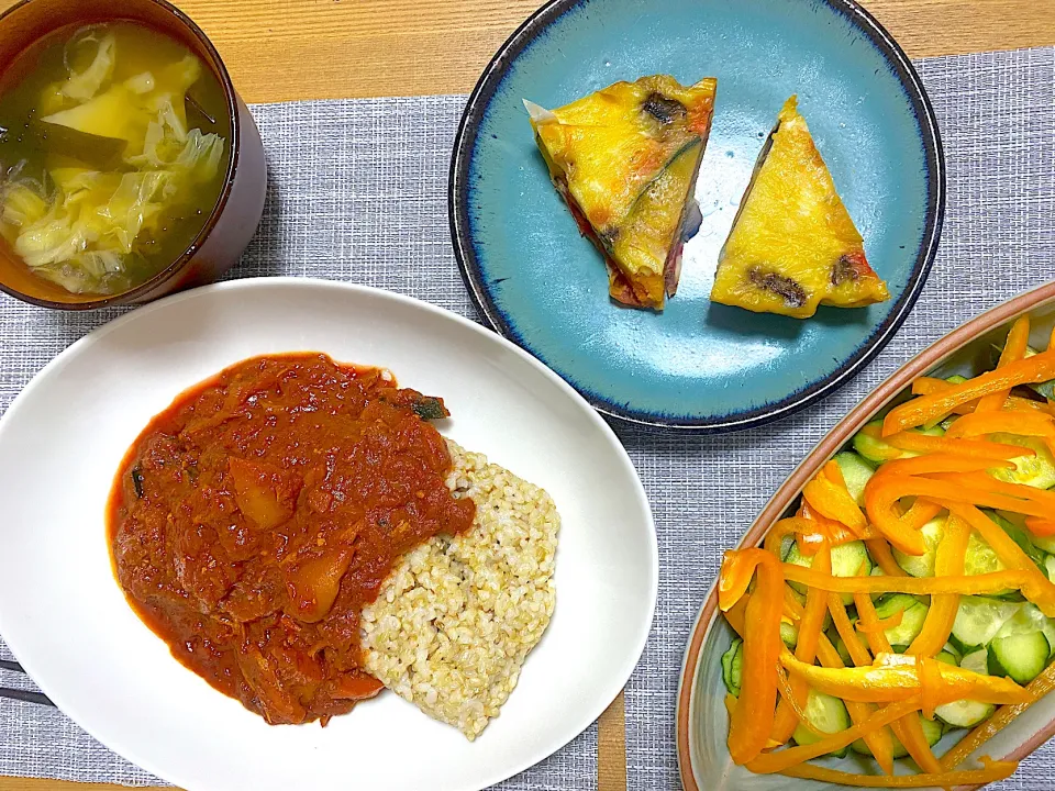 Snapdishの料理写真:ホットクックでカレー、ホットクックでキッシュ、パプリカときゅうりのサラダ🥗、キャベツとわかめの中華スープ|1614さん