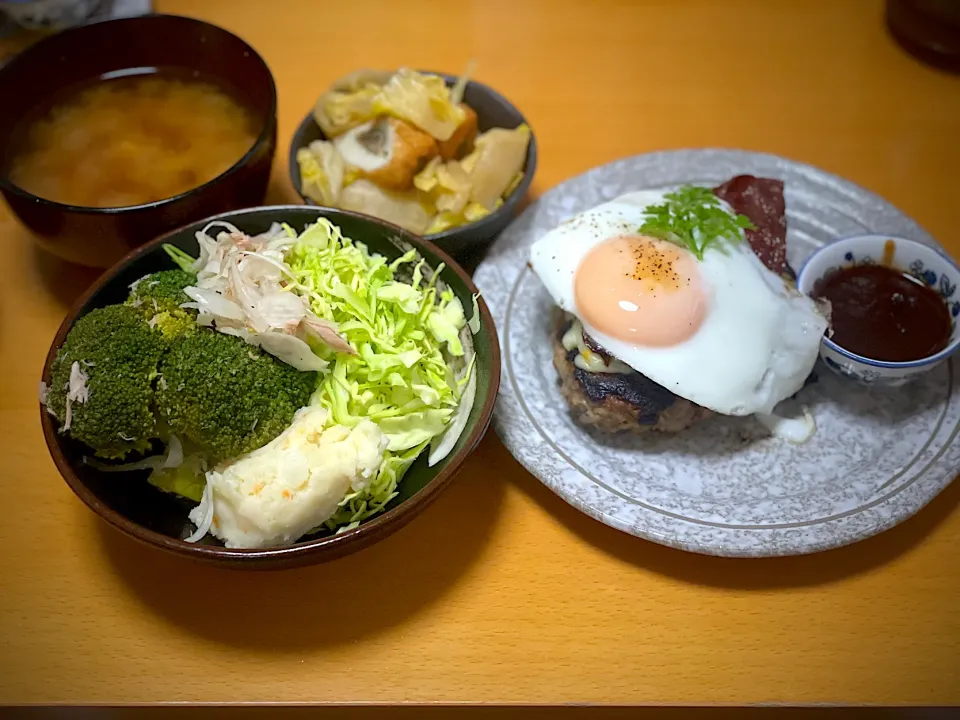 ビクドンみたいなポテサラハンバーグ目玉のせ🌟ブロッコリーとツナのマリネサラダ🌟ポテサラ🌟白菜とゴボ天の煮物🌟味噌汁|まり＊さん