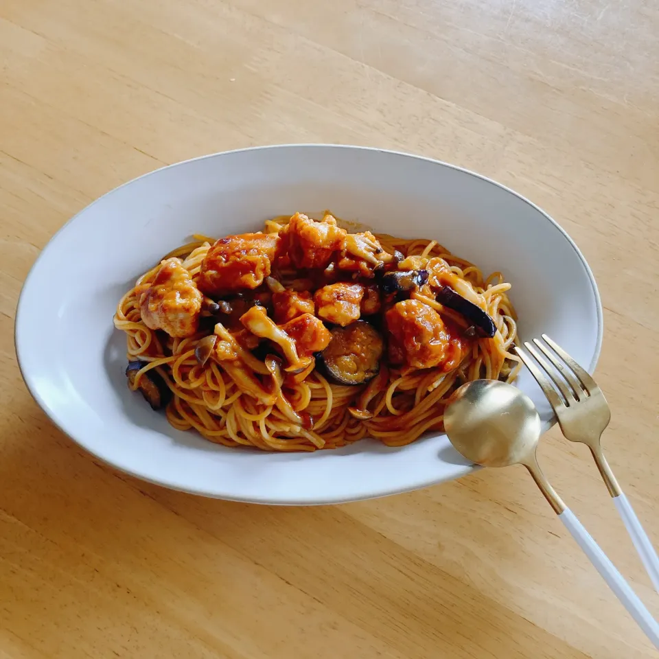 茄子と鶏肉のトマトクリームパスタ🍝|ちゃみこさん