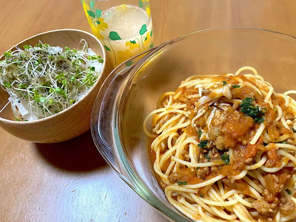 とうもろこしパスタのミートソース🍝、大根サラダ、生搾りグレープフルーツ🥰|さくたえさん