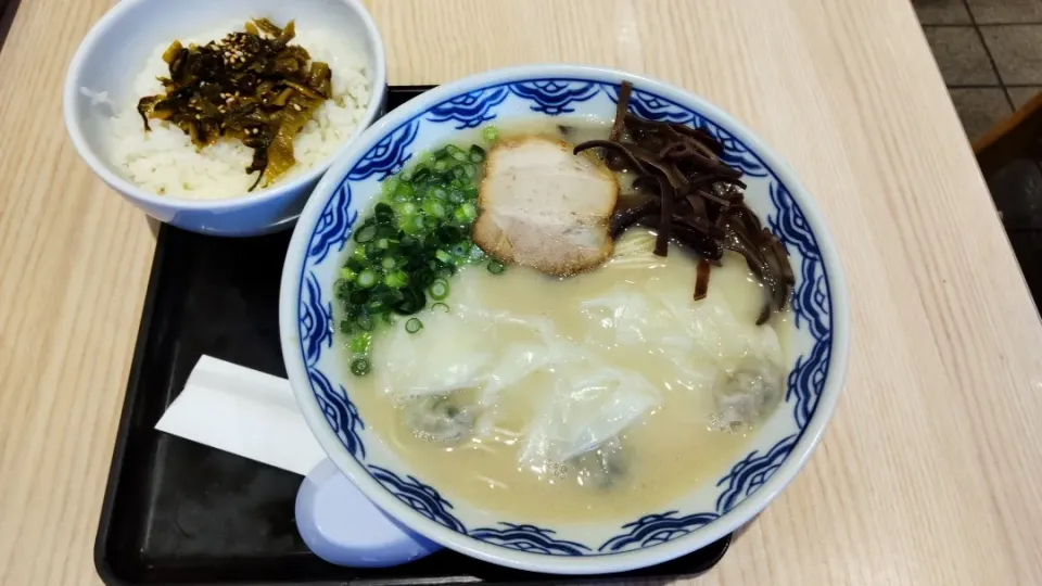 Snapdishの料理写真:わんたん麺と高菜ご飯@博多ラーメン由丸人形町店|watarunさん