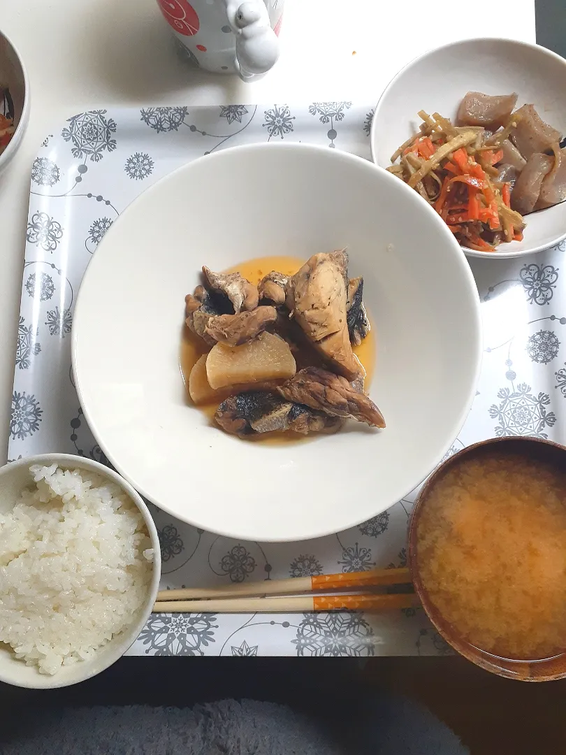 ☆夕飯☆ぶり大根、金平牛蒡、爆弾蒟蒻、ごはん、味噌汁|ｼｮｺﾗさん