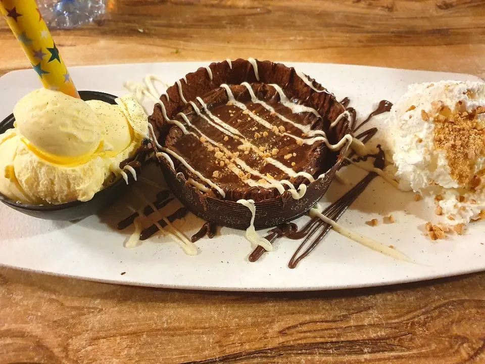 Chocolate 🍫 melted cake plus vanilla ice cream 🍦 😋|Nat1602さん