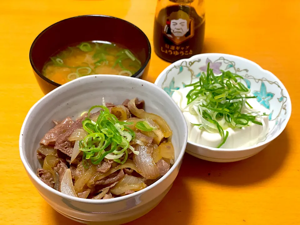 Snapdishの料理写真:牛丼🌟冷奴🌟味噌汁|まり＊さん