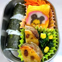 Snapdishの料理写真:2022/03/11 おにぎり、蓮根はさみ焼き、ほうれん草バター、にんじんしりしり、卵ヤッキー|まかさん