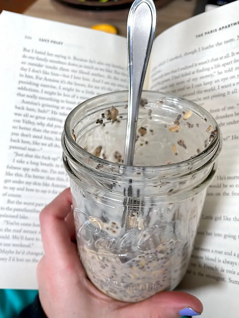 Overnight oats with extra chia seeds and a good book🥰|kelsさん