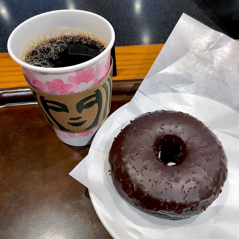 Snapdishの料理写真:チョコレートクリームドーナツ
ドリップコーヒー|T. Wonderさん