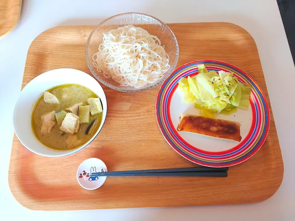 今日の昼食　グリーンカレー、そうめん、春巻き、キャベツサラダ|pinknari🐰🌈さん