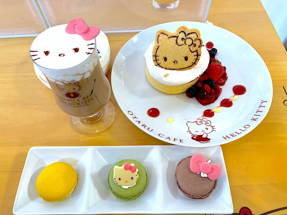 ハローキティカフェ　ホットケーキ　マカロン　アイスカフェモカ|キヨさん