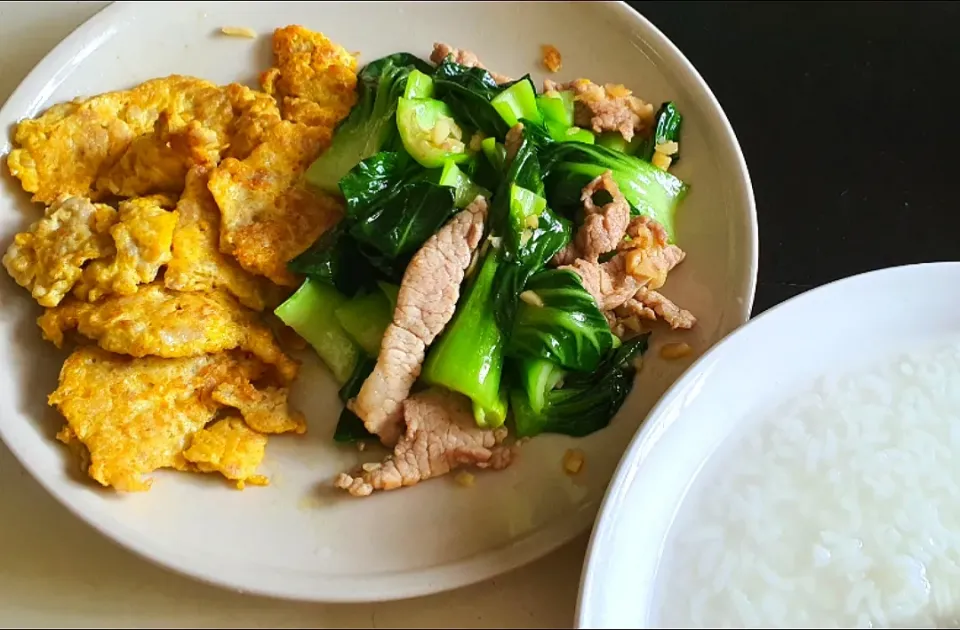 Lunch porridge ~ 😋 
minced pork omelette 
tender pork veggie stir fry 💕💁‍♀️|🌷lynnlicious🌷さん