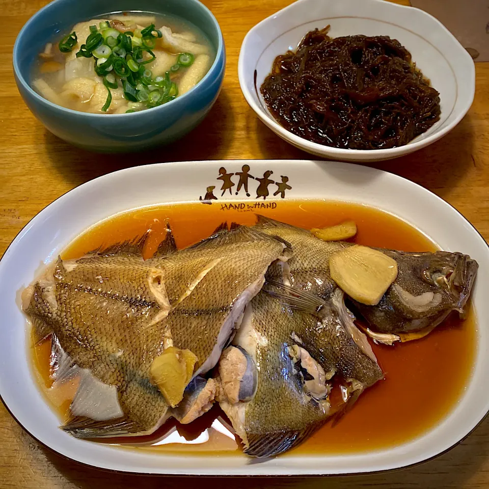 カレイの煮付けと、もずく酢と、巾着入りなめこの味噌汁|もえさん