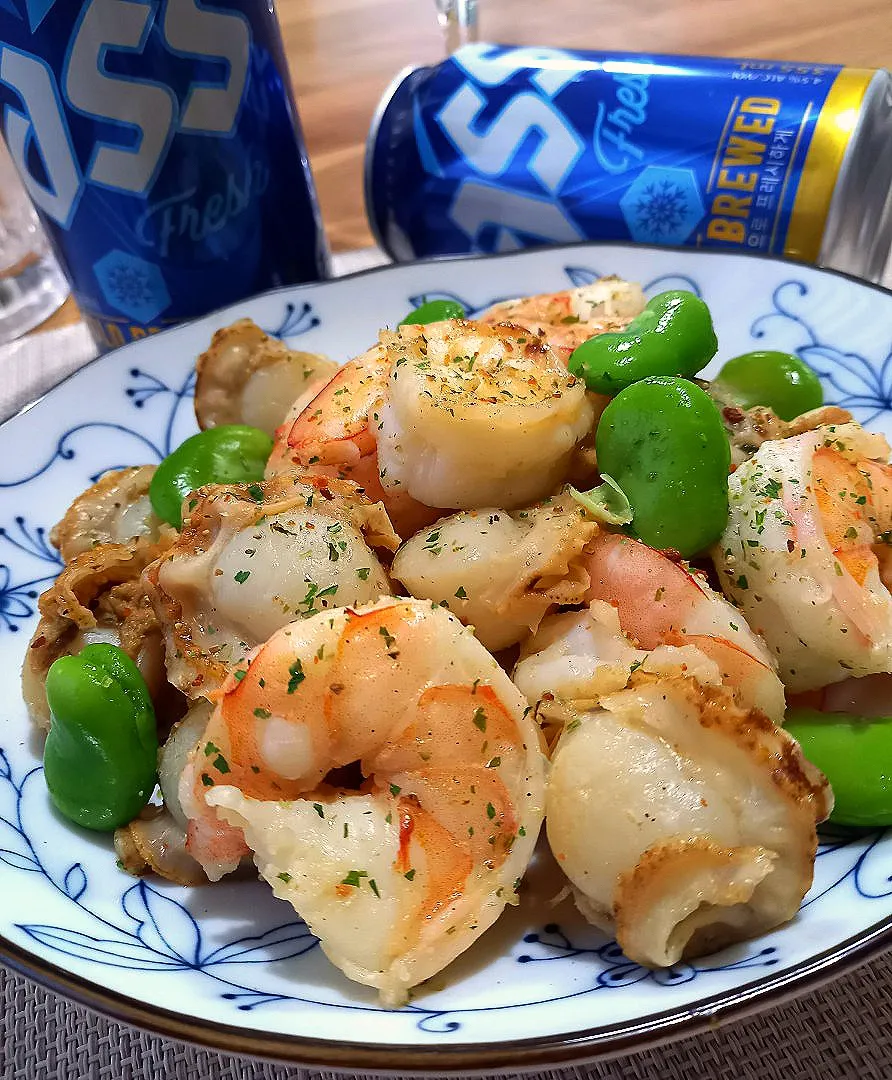 ガーリックシュリンプ風🦐海老と帆立とそら豆の炒め物|ナオミさん