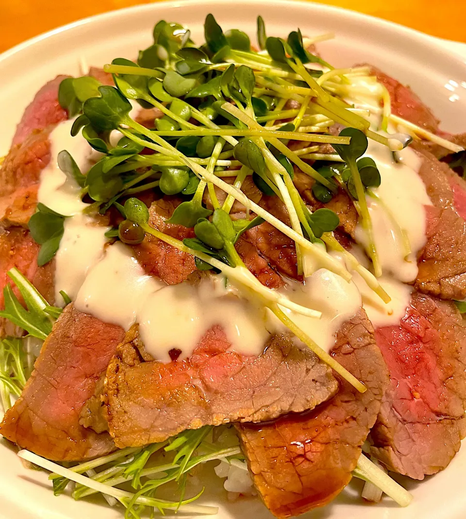 ローストビーフ丼|なかしまごはんさん