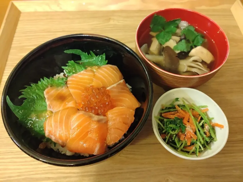 Snapdishの料理写真:☆親子丼
☆豆苗ゴマ和え
☆きのこ汁|chikakoさん