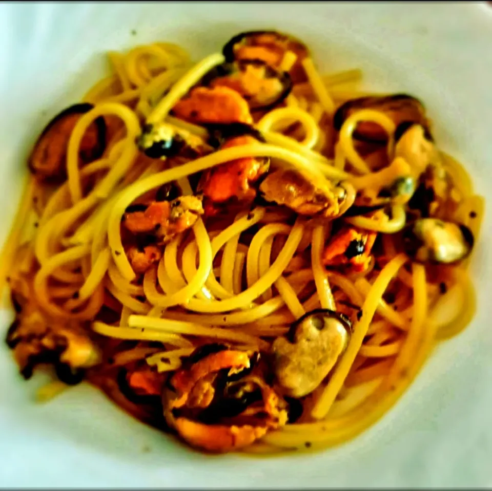 Snapdishの料理写真:Mussels spaghetti home made by myself|Domenico Arduiniさん