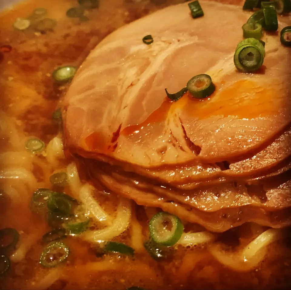 Dinner ! Dinner ! 
Homemade Stock (Miso,Ground Sesame,Yuzu, Sesame oil , Hot oil ) with Pork and chives 
#chives #ramen #noodles #chefemanuel #liveyourlife 
Let|Emanuel Hayashiさん