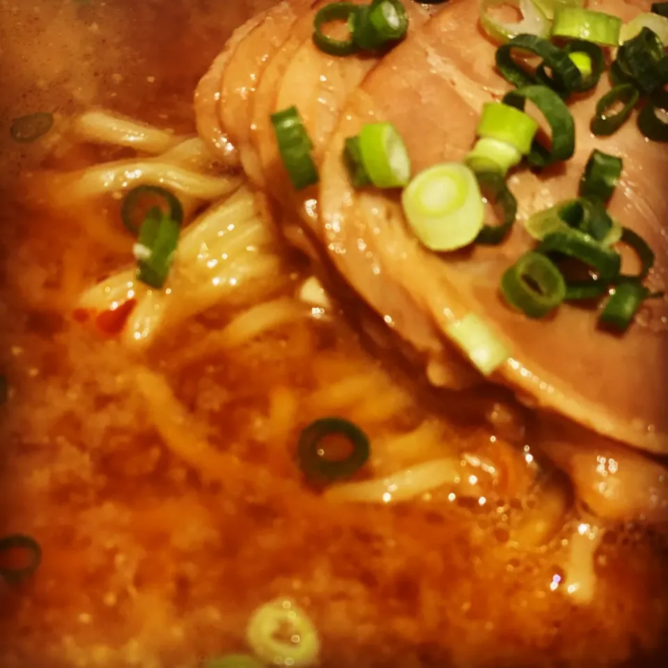 Dinner ! Dinner ! 
Homemade Stock (Miso,Ground Sesame,Yuzu, Sesame oil , Hot oil ) with Pork and chives 
#chives #ramen #noodles #chefemanuel #liveyourlife 
Let|Emanuel Hayashiさん