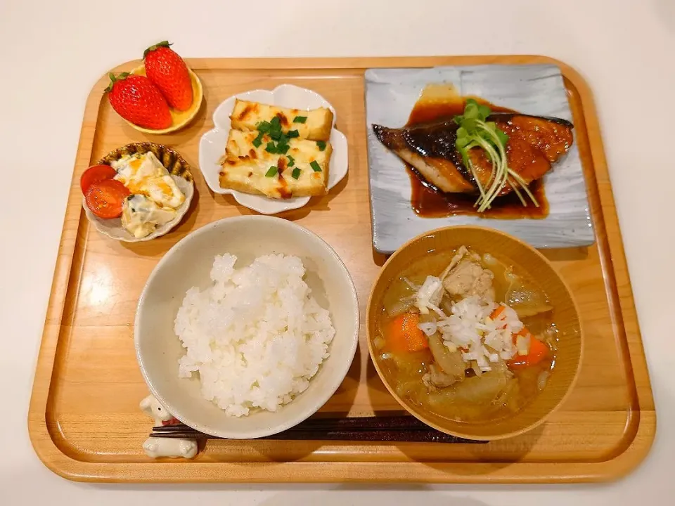 ぶりの照焼き、豚汁、厚揚げのチーズ焼き、カボチャサラダ、いちご|sorsmdさん