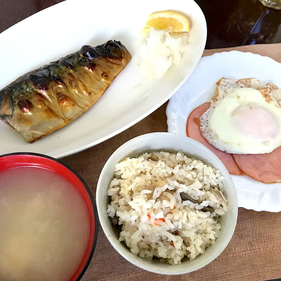 焼鯖、目玉焼き、炊き込みご飯、シジミの味噌汁|純さん