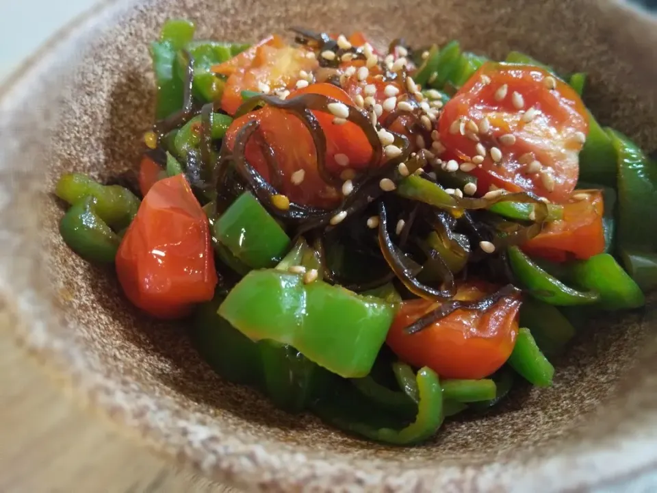 ピーマンとトマトの塩昆布炒め|めめさん