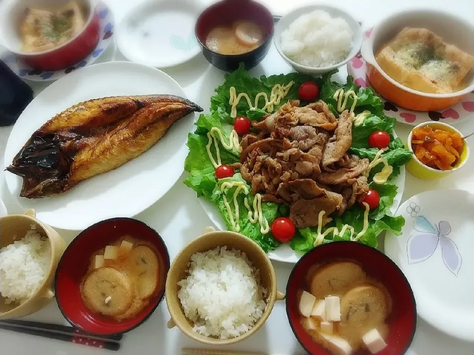 夕食(*^^*)
豚肉のチャプチェ&サラダ🥗
鯖焼き
栃尾油揚げの食べラーチーズ焼き
お味噌汁(渦巻き麩、豆腐)|プリン☆さん