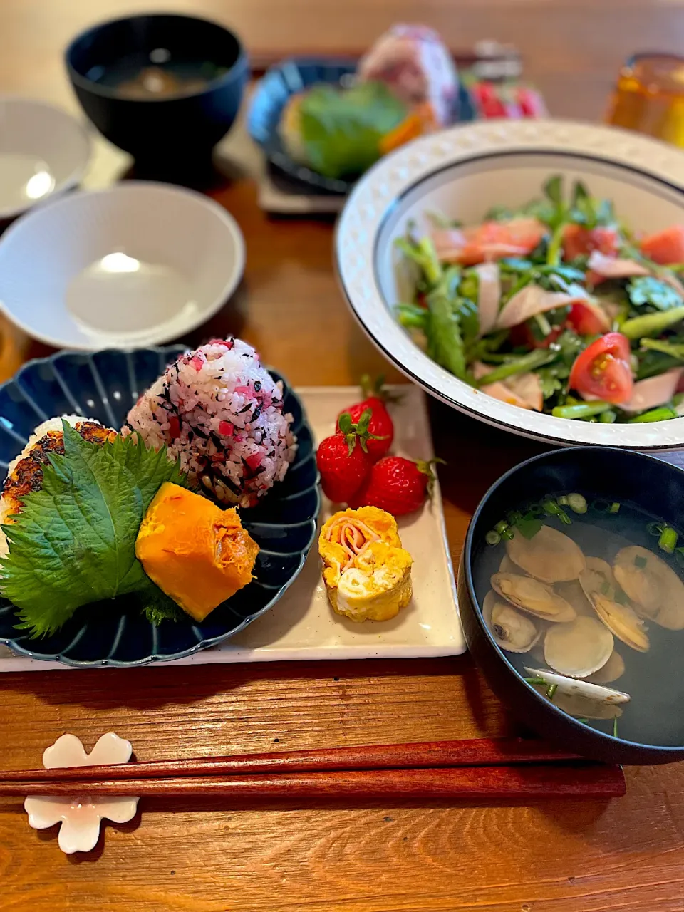 焼きおにぎり、梅ひじきにぎり、春菊のサラダ、あさりのお吸い物|ＭＡＲＵＥ家の食卓さん