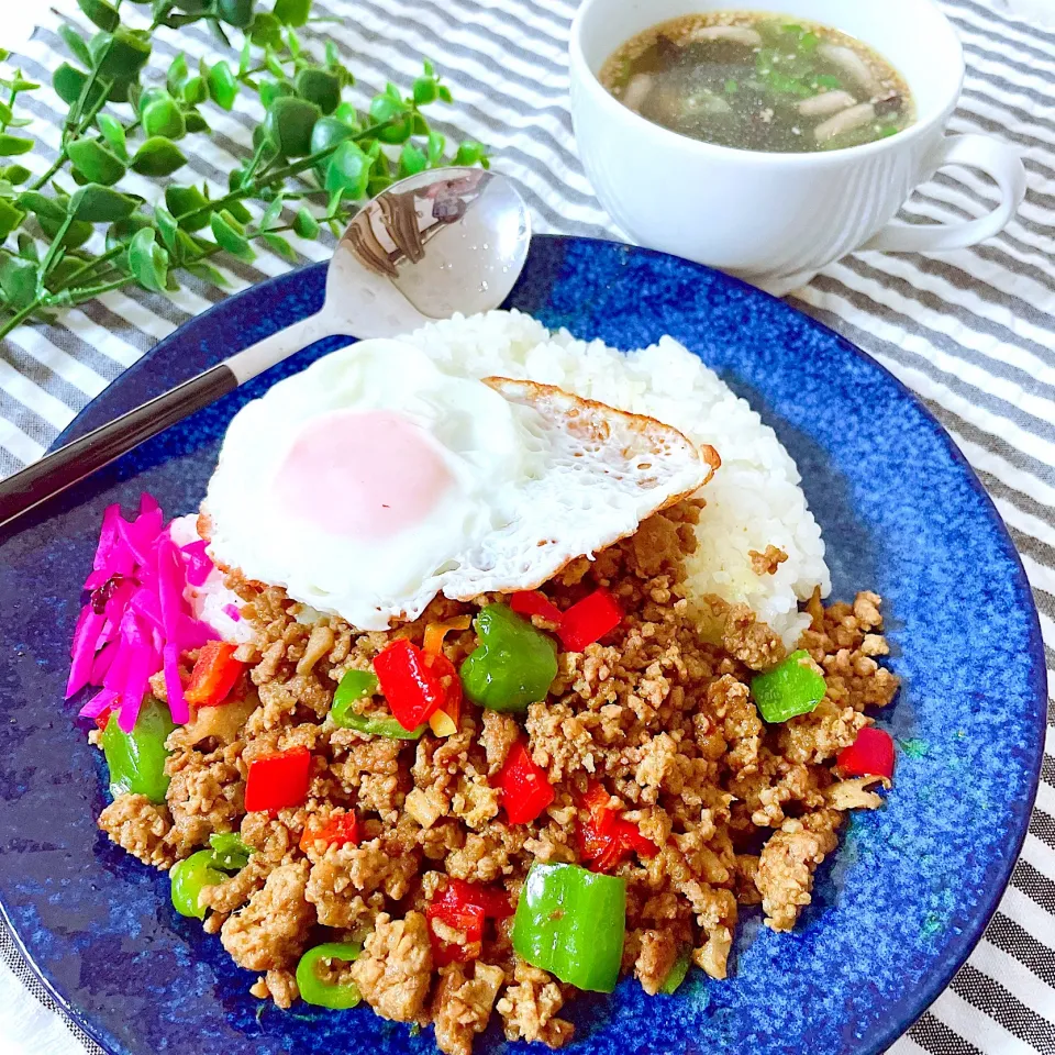 カレー味のガパオライスとワカメとしめじのスープ|オーロラさん