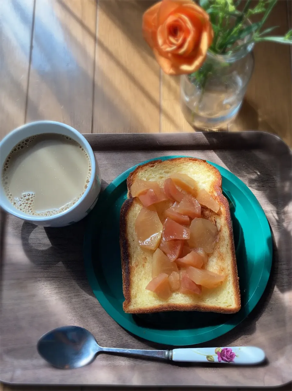 バタートースト🍞りんごのコンポート乗せ🍎豆乳珈琲☕️|gunlove❤さん