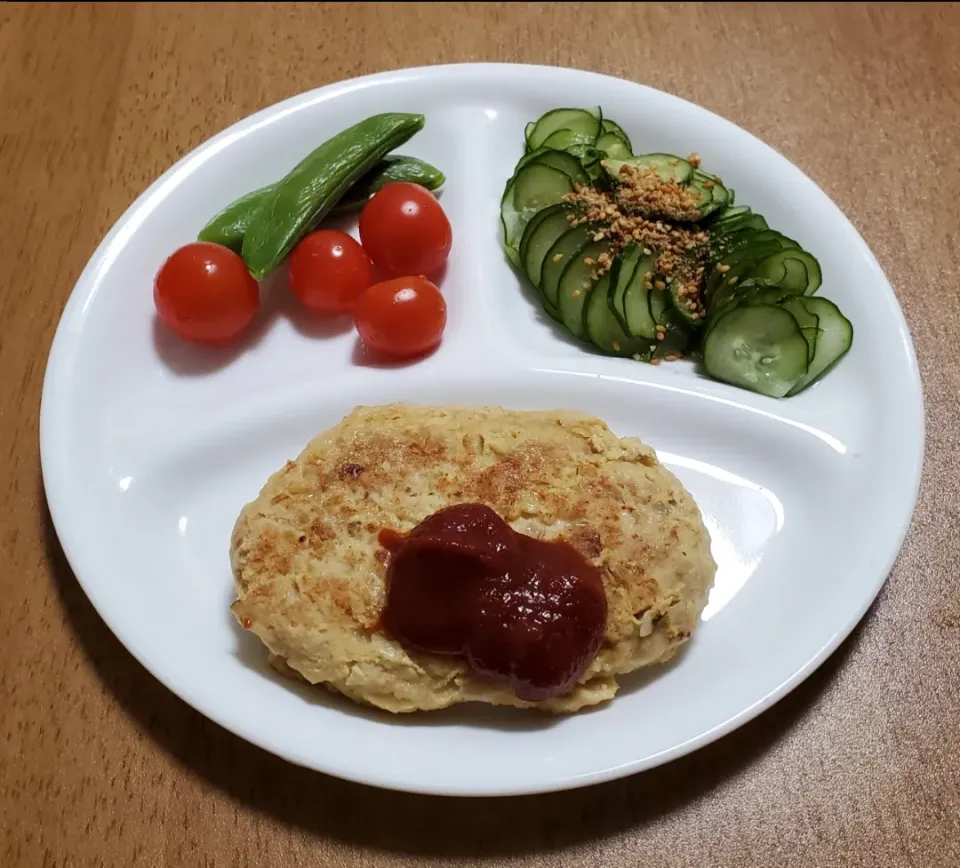 ポークハンバーグ、ケチャップソース
きゅうりの酢の物
プチトマト、スナップえんどう|ナナさん