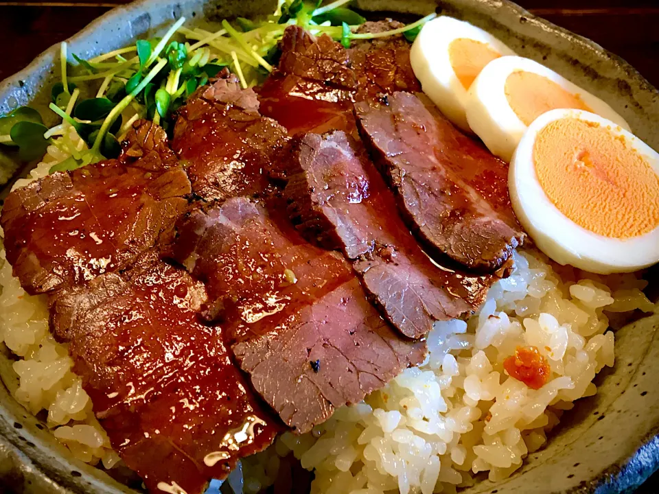 ウニ酢飯で＂ローストビーフ丼＂|mottoさん