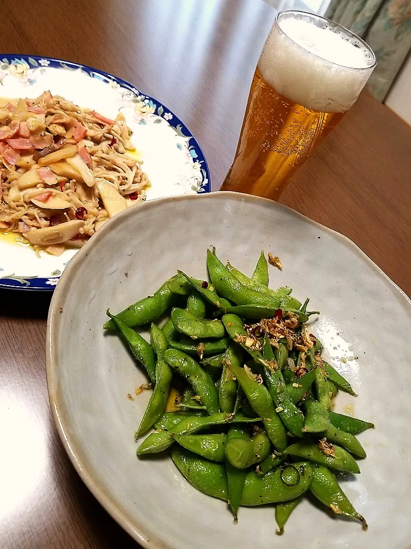 ガーリック枝豆・えのきとベーコンのソテー・ビール🍺|Rrrさん