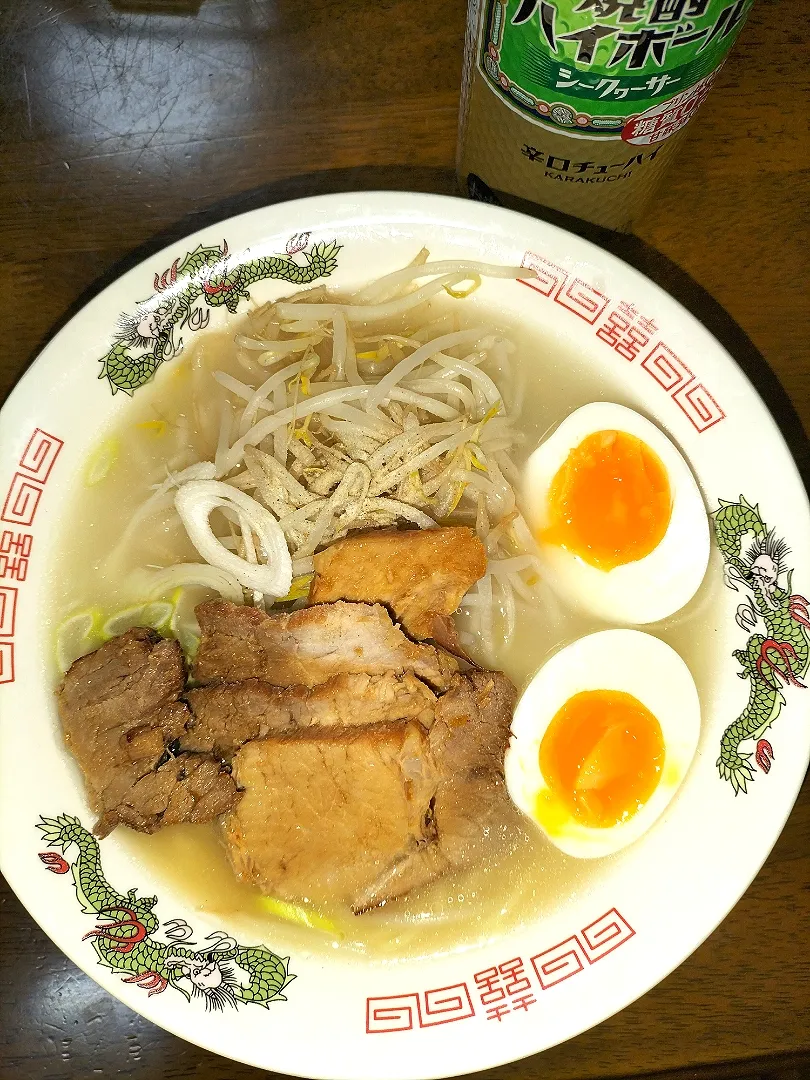 スーパーの寿がきや生ラーメン🍜
　電気圧力鍋でチャーシュー
と　半熟卵|miimiさん