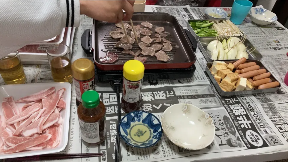 お家焼肉。🌟ピーマン🌟えのき茸🌟玉ねぎ🌟ウインナー🌟厚揚げ🌟豚タン🌟豚トロ🌟牛バラ🌟鶏むね🌟鶏もも|Saharaさん