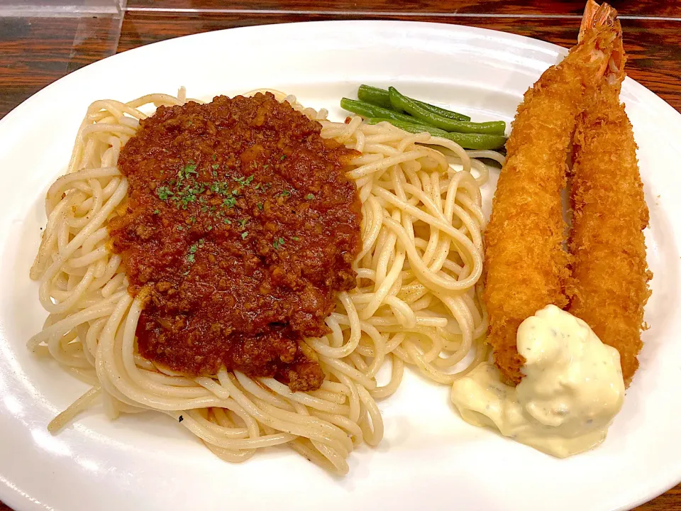 サ店飯😊炒めた柔麺のスパゲティにたっぷりのミートソース。大好きな海老フライはタルタルソースつき❤️BGMも昭和で良かった❤️|アイさん