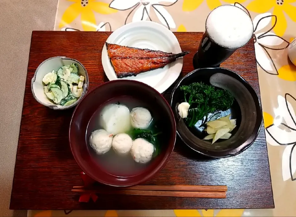 鯖のみりん干し・つみれと山芋のお吸い物・ウドのきんぴら・ブロッコリー・ちくわときゅうりのカレーマヨ和え・ビール🍺|Rrrさん