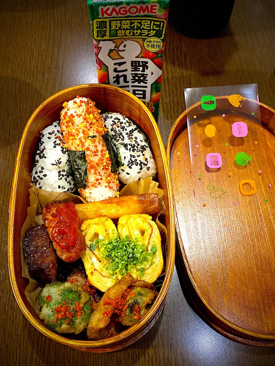 お弁当🍱 おむすび　胡麻塩　牛肉ふりかけ　焼き海苔　チーズ春巻き　干し海老の出し巻き卵　舞茸とブロッコリーのフリッター　ビーフステーキ　ソーセージソテー　トマトソース　野菜ジュース　ほうじ茶|ch＊K*∀o(^^*)♪さん