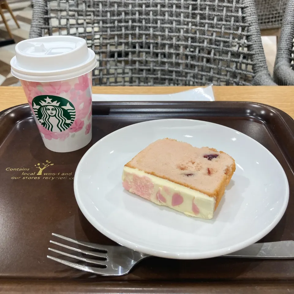 さくらとベリーのパウンドケーキと　　　コーヒー🌸|ちゃみこさん