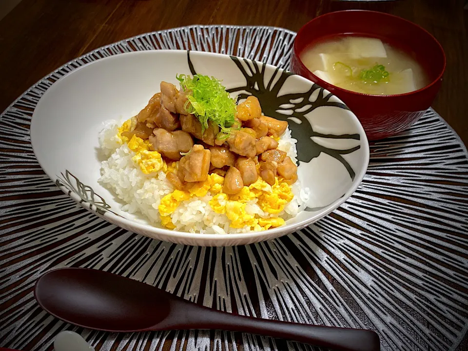 焼き鳥丼、お豆腐と玉葱のお味噌汁|ちぃさん