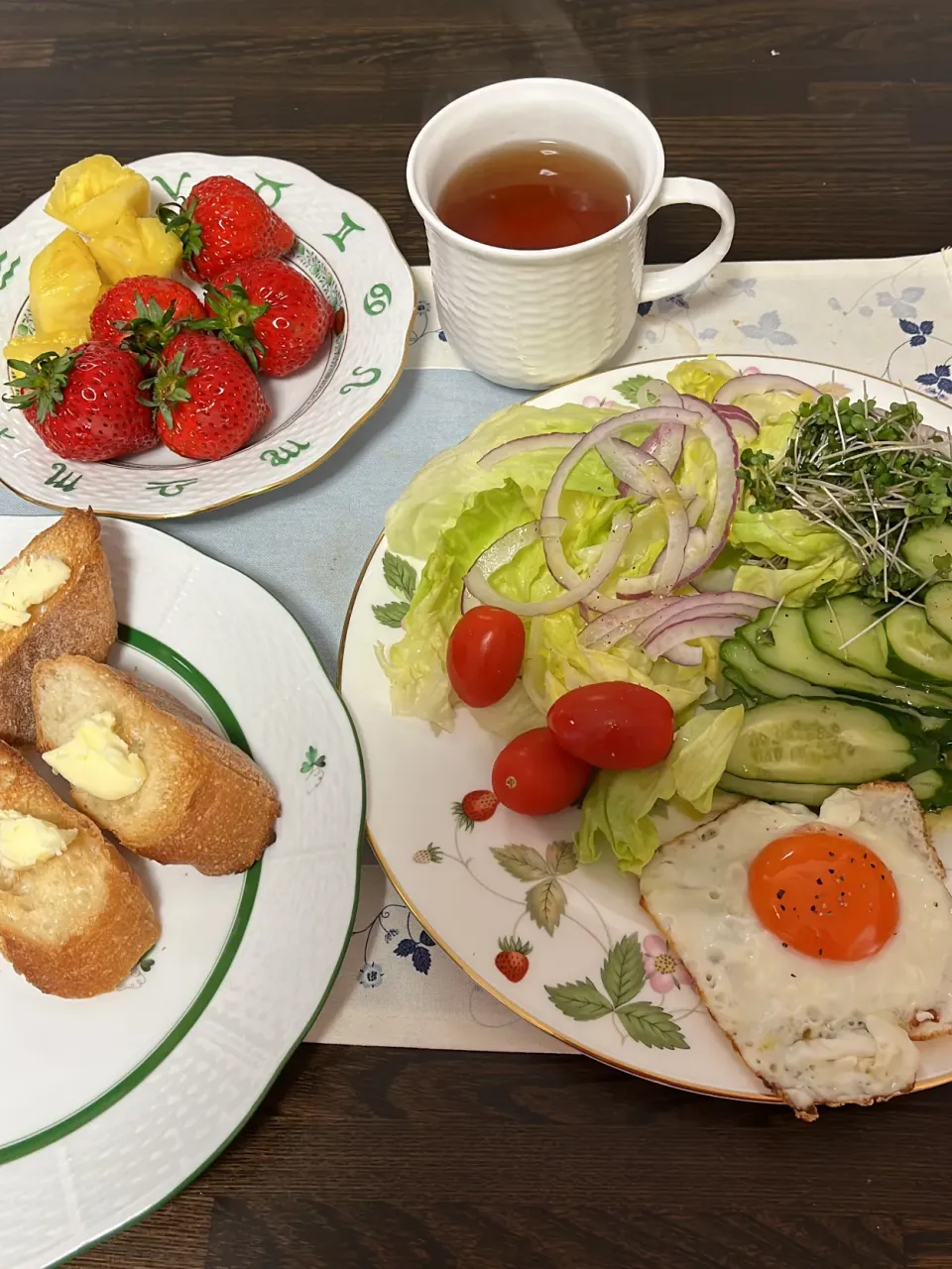 Snapdishの料理写真:朝からいっぱい食べて、ベランダのお掃除です👊|tamemitiさん