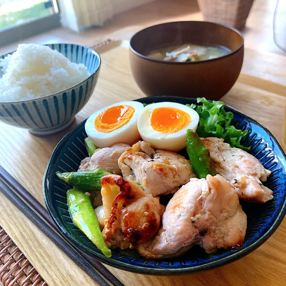 アスパラと鶏の塩だれ炒め✴︎                             野菜たっぷり豚汁✴︎|あやみんさん